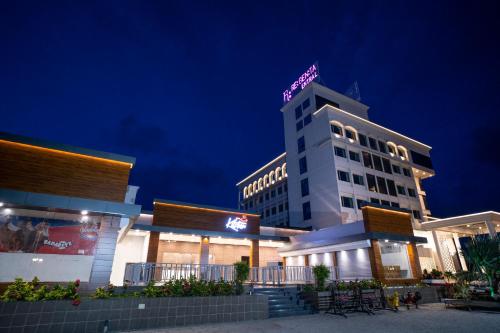 un edificio de hotel por la noche con sus luces encendidas en Regenta Central Somnath, Bhalpara, en Somnath