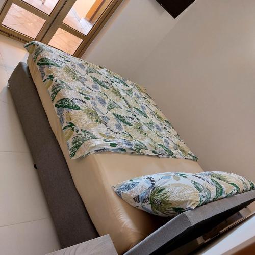 un sofá con 2 almohadas en una habitación en 5 rooms apartman en Barbat na Rabu