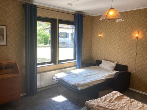 - une petite chambre avec un lit et une fenêtre dans l'établissement Björklunden, à Gullringen