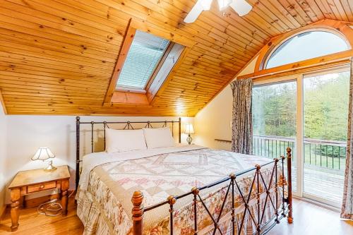 Кровать или кровати в номере Paradise in Mount Holly