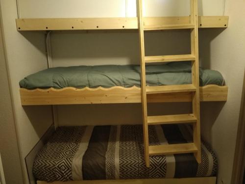 Etagenbett in einem kleinen Zimmer mit einem Etagenbett mit einem gmaxwell gmaxwell gmaxwell in der Unterkunft Appartement en residence in Les Angles