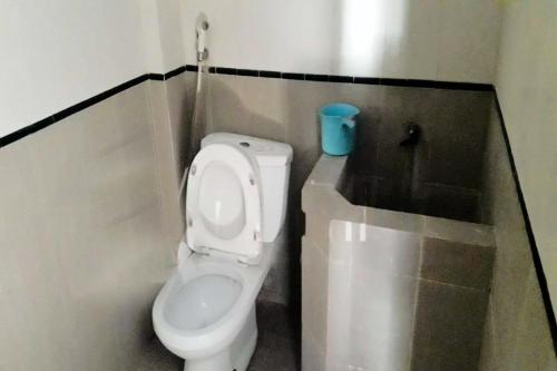 ein Badezimmer mit einem weißen WC in einer Kabine in der Unterkunft OYO Life 92647 Edelweis Homestay in Tuban