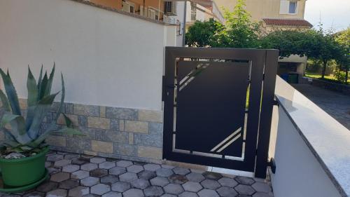 una puerta está abierta en el lateral de un edificio en House Marić, en Poreč