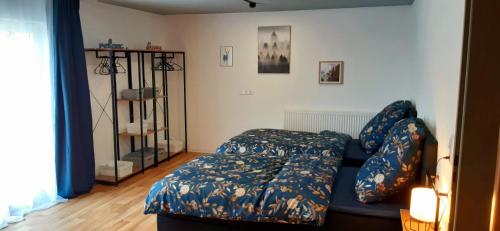 ein Wohnzimmer mit einem Bett und einem Sofa in der Unterkunft Ferienwohnung Direkt Oberhof in Murg
