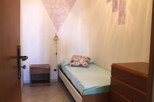 a small bedroom with a small bed with a pillow at Da Licia in Pianillo