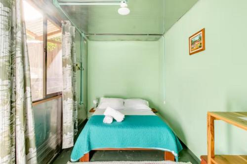 Container House Cahuitaにあるベッド