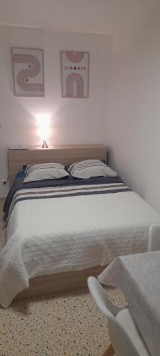 Postel nebo postele na pokoji v ubytování Locations IDEALOGIS Studios et T2 avec WIFI LAVERIE VELOS