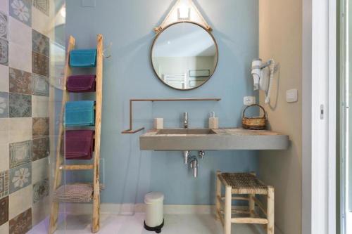 ein Bad mit einem Waschbecken und einem Spiegel in der Unterkunft Le Dimore di Hanqorias in Muro Leccese