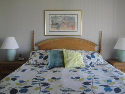 1 cama con 2 almohadas y 2 lámparas en Bahia Vista Drink in the Panoramic Tropical Island Views, en San Petersburgo