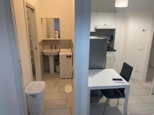 uma pequena cozinha com uma mesa e um lavatório em Stadio 1 - Appartamenti locazione turistica Verona em Verona