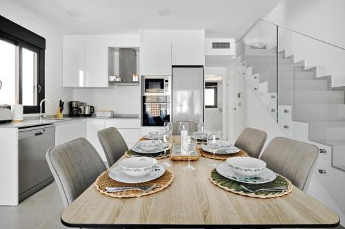 a dining room with a table and chairs in a kitchen at Villa Luna in San Pedro del Pinatar