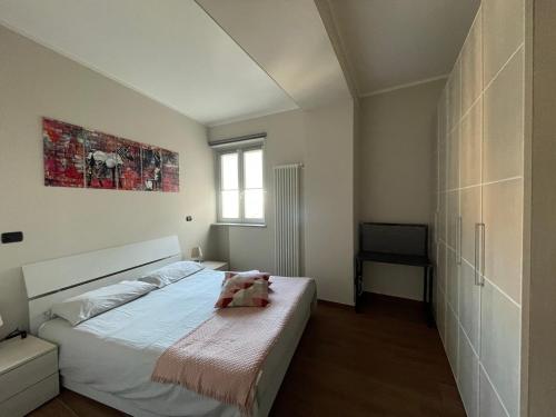a bedroom with a bed with a teddy bear on it at A Casa di Viola - Appartamento in La Morra