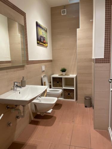 La salle de bains est pourvue de 2 lavabos et de toilettes. dans l'établissement A Casa di Viola - Appartamento, à La Morra