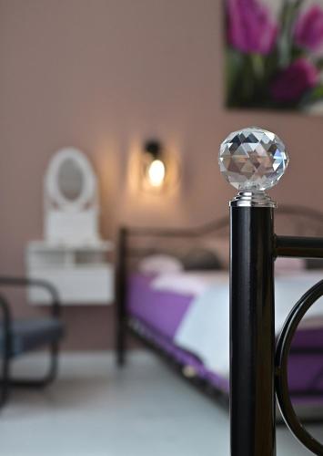 a diamond on a black pole in a bedroom at Apartament GRACJA w Jedlinie Zdrój in Jedlina-Zdrój