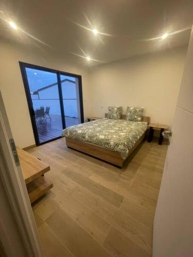 une chambre avec un lit et une grande fenêtre dans l'établissement Superbe Villa avec Piscine 10 minutes rocade, à Loupes