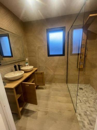une salle de bain avec deux lavabos et une douche dans l'établissement Superbe Villa avec Piscine 10 minutes rocade, à Loupes