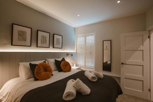 una camera da letto con un letto e due asciugamani di Blooms Apartment a Marple