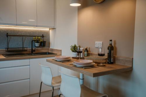 Η κουζίνα ή μικρή κουζίνα στο Blooms Apartment