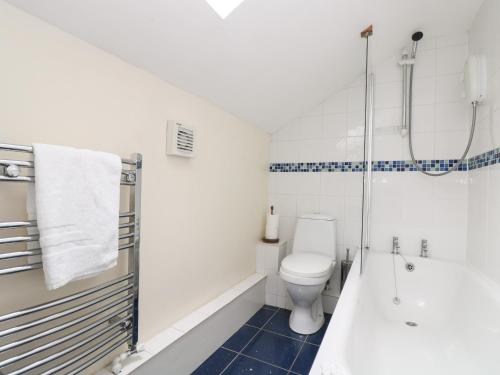 a bathroom with a toilet and a tub and a sink at Little Hamlin in Callington