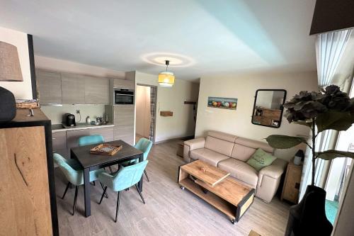 un salon avec un canapé et une table dans l'établissement Ideal cozy nest with terrasse and parking spot, au Pouliguen