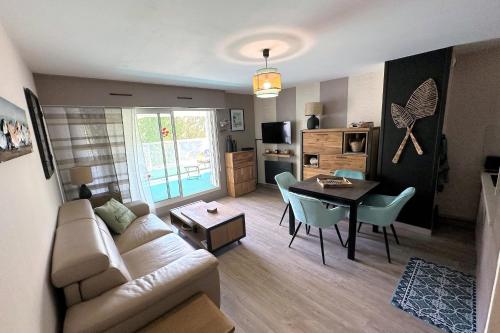 un salon avec un canapé et une table dans l'établissement Ideal cozy nest with terrasse and parking spot, au Pouliguen