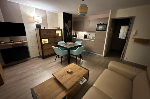 un salon avec un canapé et une table dans l'établissement Ideal cozy nest with terrasse and parking spot, au Pouliguen
