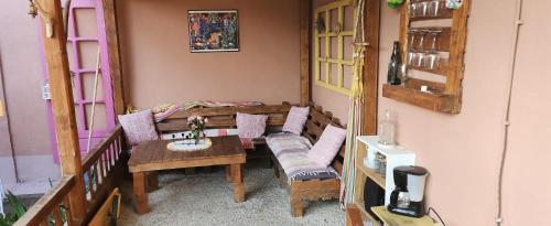 Zimmer mit einem Tisch und einer Bank sowie einem Tisch und Stühlen in der Unterkunft Casa Family in Eforie Sud
