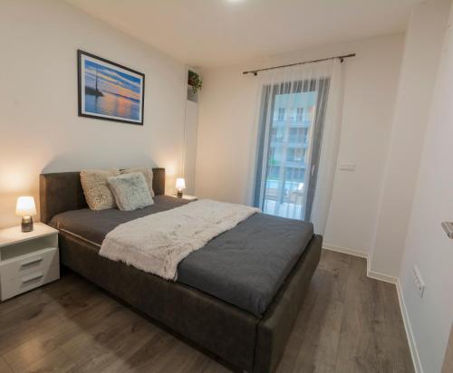 希歐福克的住宿－Római Panoráma apartman，一间卧室设有一张大床和一个窗户。