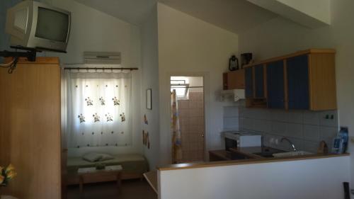 Kuchyň nebo kuchyňský kout v ubytování Galini Apartments