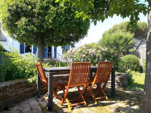 une table et deux chaises assises autour d'une table dans l'établissement La Maison du Pêcheur, à Clohars-Carnoët
