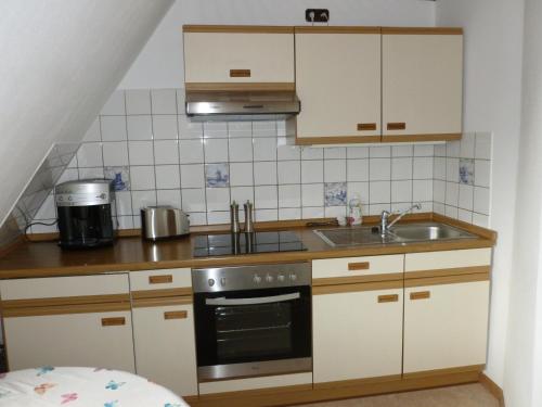 Kuchyň nebo kuchyňský kout v ubytování Ferienwohnung im Ostseebad Schönberg nahe Schönberger Strand Ostsee Self-Check-in