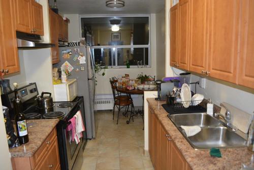 eine Küche mit einer Spüle und einer Arbeitsplatte in der Unterkunft Penthouse on the Lake in Burlington