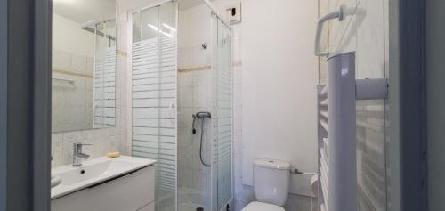une salle de bain avec une douche, des toilettes et un lavabo dans l'établissement OPEN, Grand T2, 47m2, 6 couchages, 2 salles de bai, à Fréjus