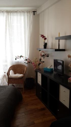 - une chambre avec une commode et une télévision dans l'établissement Apartment Louvre, à Paris