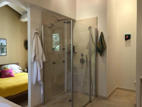 - une douche en verre dans une chambre avec un lit dans l'établissement Villa de vacances familiale avec jardin et piscine, à Cabrières-dʼAvignon