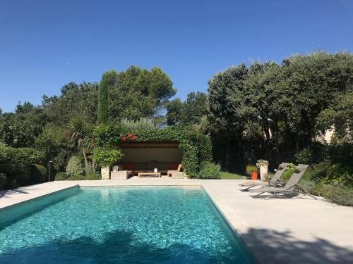 une piscine avec deux chaises longues et une table dans l'établissement Villa de vacances familiale avec jardin et piscine, à Cabrières-dʼAvignon