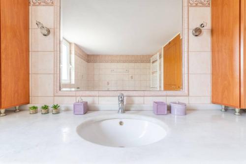 y baño con lavabo y espejo. en Mosaic art garden house en Kokkíni Khánion