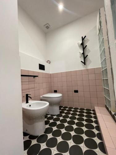 a bathroom with a toilet and a sink at Dusmè in Taranto