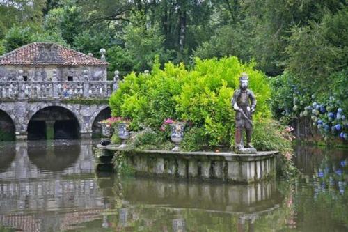 サンティアゴ・デ・コンポステーラにあるCruxa Apartments garaje incluidoの庭池中の像