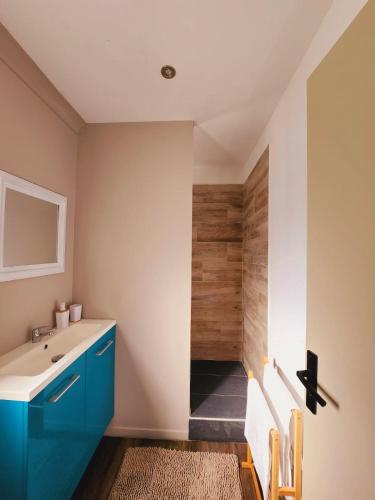 La salle de bains est pourvue d'une armoire bleue et d'un lavabo. dans l'établissement Bienvenue à L'ÉCRIN avec piscine privée, à LʼIsle-sur-la-Sorgue