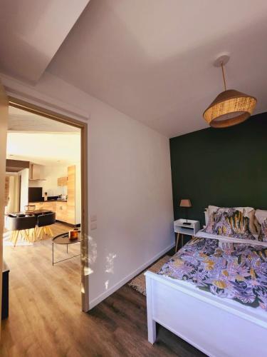 - une chambre dotée d'un lit avec un mur vert dans l'établissement Bienvenue à L'ÉCRIN avec piscine privée, à LʼIsle-sur-la-Sorgue