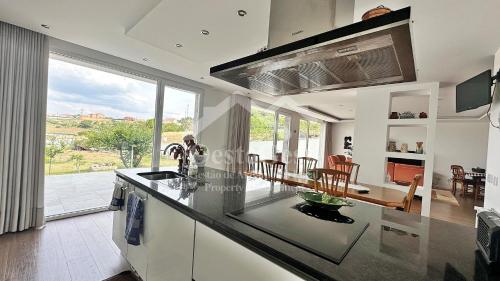 a kitchen with a counter top and a dining room at Casa Magnólia in Matas