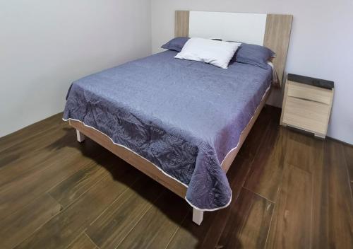 1 dormitorio con 1 cama con manta azul en Casa Anajade, en Vara Blanca