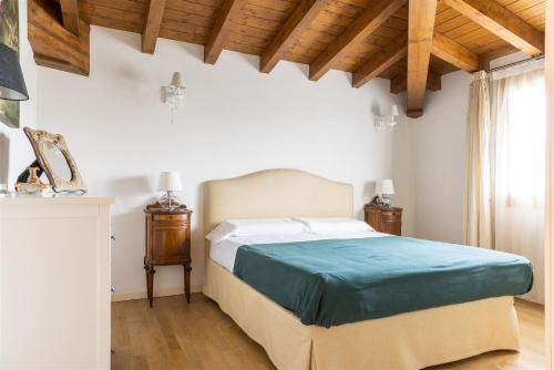 - une chambre avec un lit et un plafond en bois dans l'établissement IseoLakeRental - Casa Giovannina, à Paratico