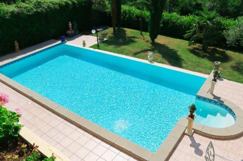 una vista aérea de una gran piscina azul en Apartment at Villa Lorenzo, en Villa Collemandina