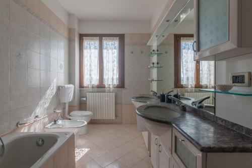 A bathroom at Villa Candelara