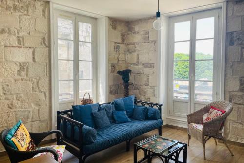 un salon avec un canapé bleu et deux chaises dans l'établissement Corner cocoon in the center of La Rochelle, à La Rochelle
