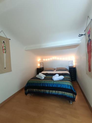 une chambre avec un lit avec deux serviettes dessus dans l'établissement RMB - T2 au Dernier étage au coeur de Nice, à Nice