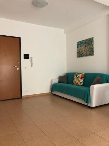 - un salon avec un canapé vert et une porte dans l'établissement Alcantara Apartment, à Gaggi