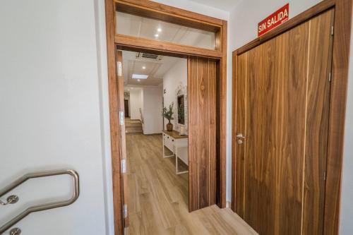 una puerta que conduce a un pasillo con una habitación en HOTEL RURAL LA TEJA en Segura de León